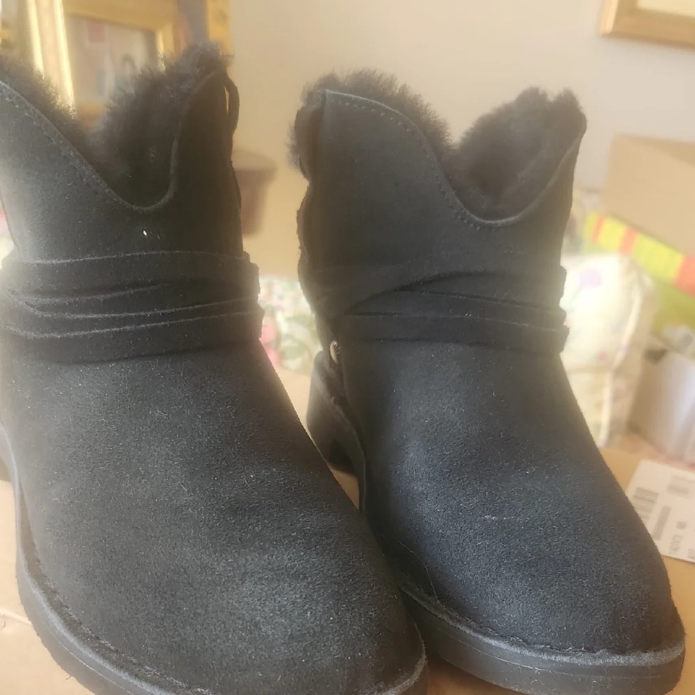 Its In good condition. UGG Black Ankle Boots. I wore it once. No Box - Picture 2 of 6